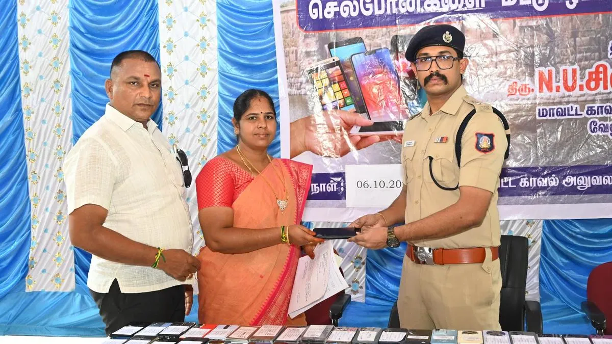 Police return 300 recovered phones to owners in Vellore