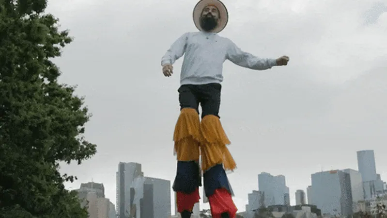 Santiago Vergara prepares to run Melbourne Marathon on stilts
