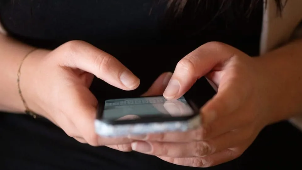 Swiss 143 helpline adds AI chatbot to online counselling