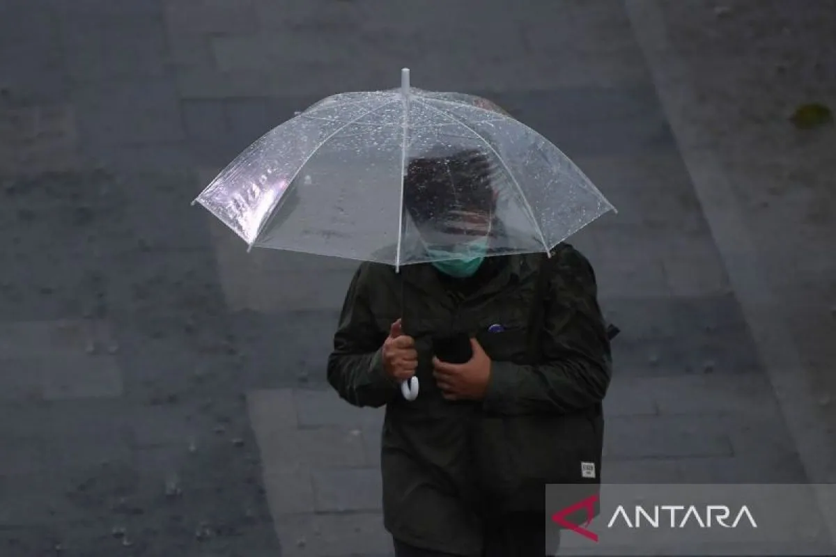 BMKG forecasts light rain in two Jakarta districts on Monday