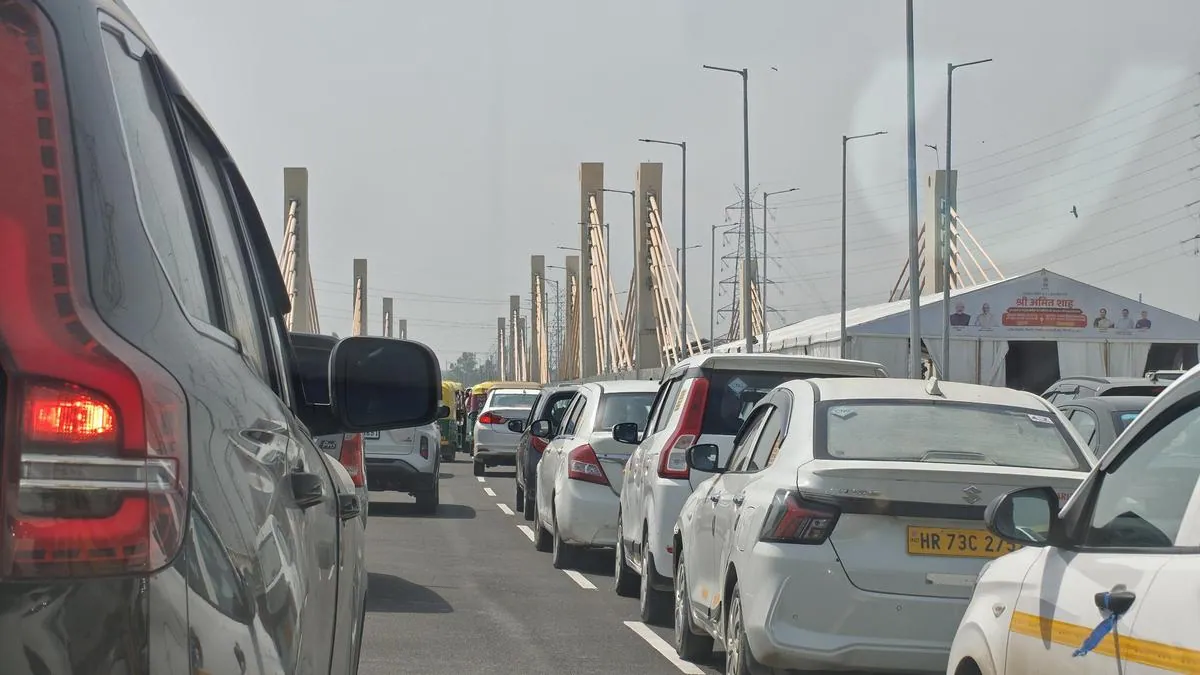 Queues of more than 2 km persist on Delhi’s new Barapullah flyover