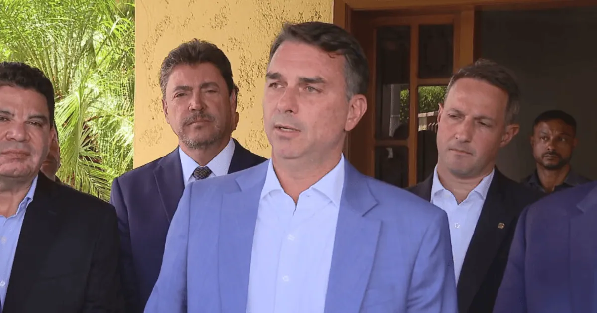 Flávio Bolsonaro says he is ready to debate Lula before Brazil runoff