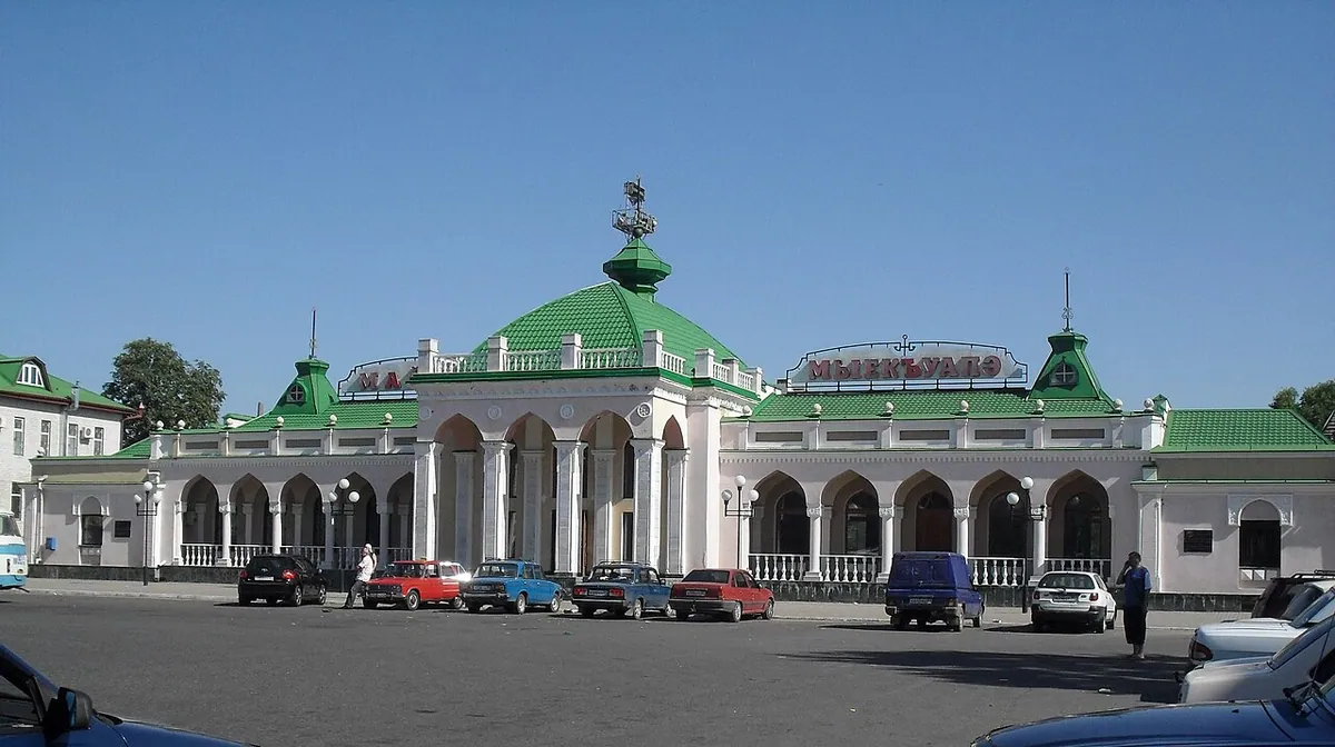 В Майкопе открыли бронзовую скульптуру Евгения Шварца к его 130-летию