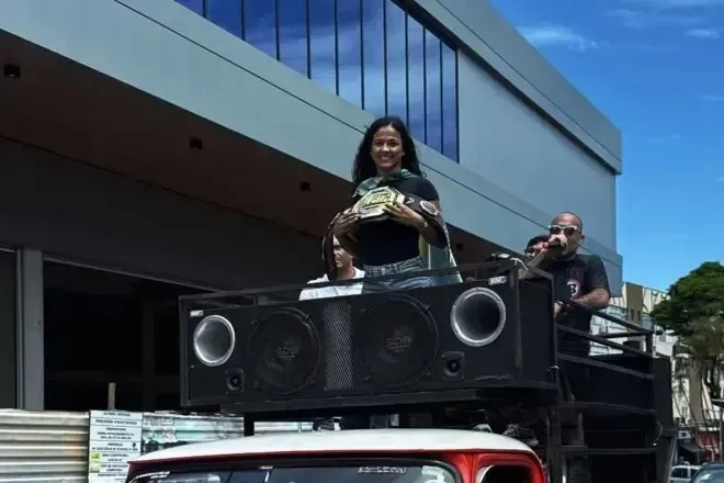 Natália Silva celebrates UFC title with fans in Contagem