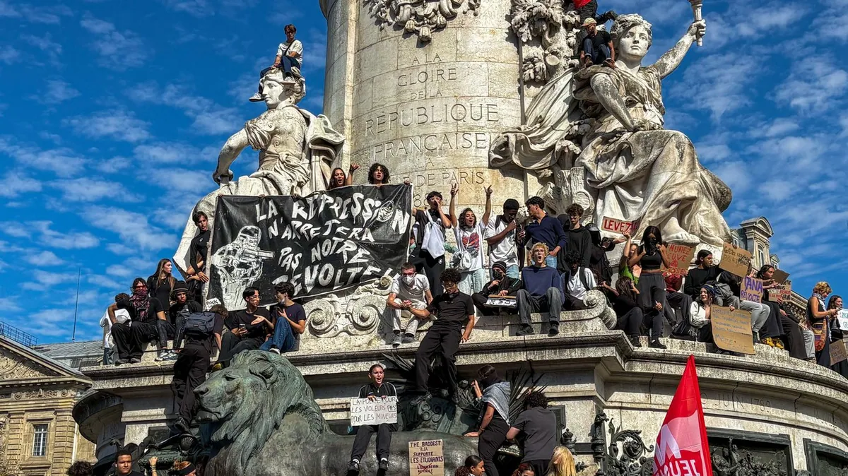 Students in Saint-Denis protest teacher shortages and poor school conditions