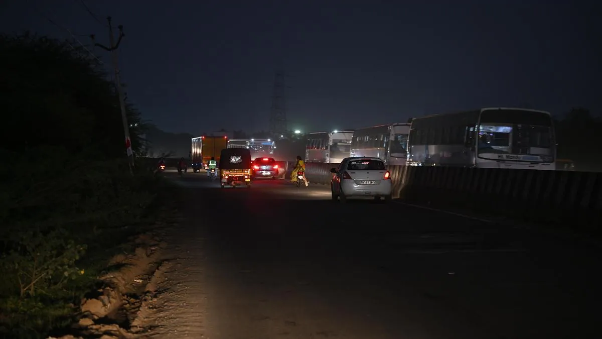 Jurisdiction dispute leaves Bengaluru road dark and strewn with rubbish