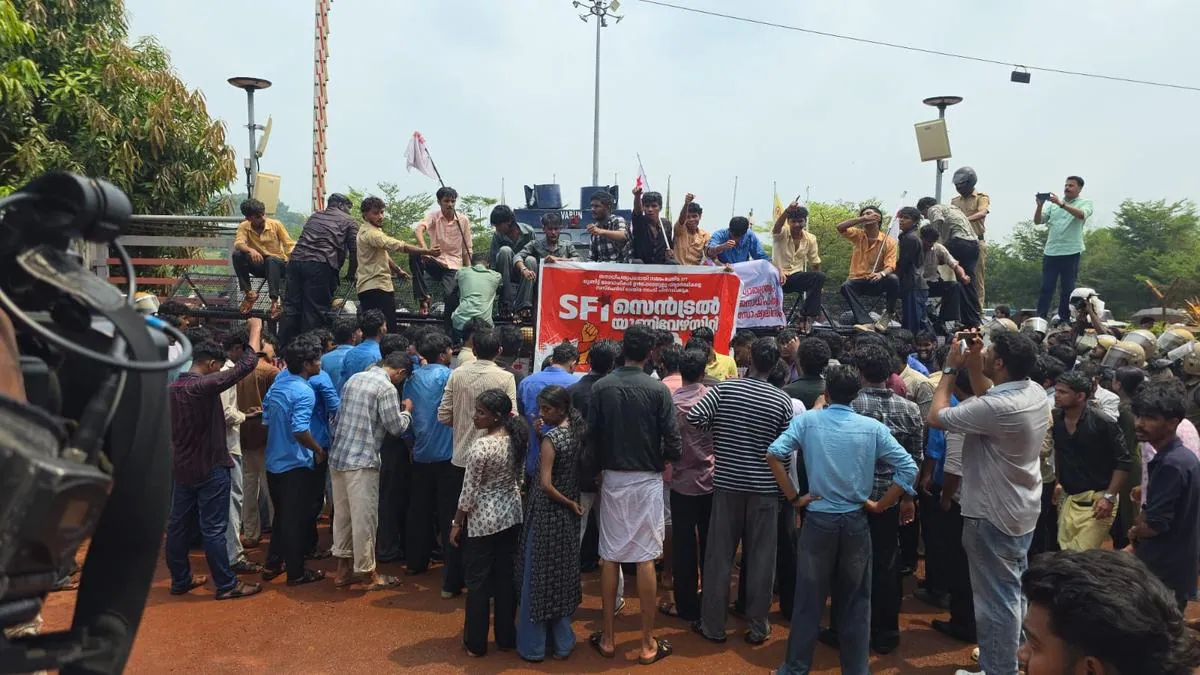 Kerala university students pause protest after inquiry panel change
