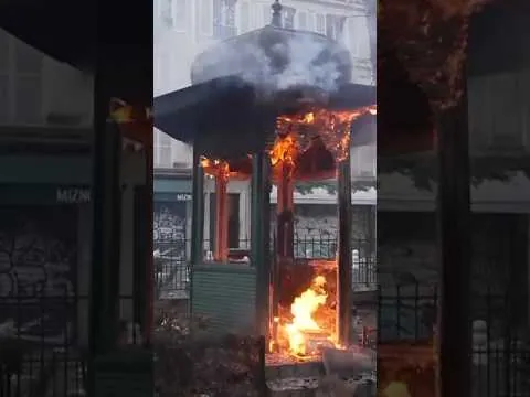 Вэнс связал беспорядки во Франции с миграционной политикой