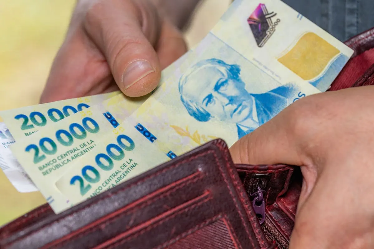Argentina’s monetary base shrinks despite central bank reserve purchases