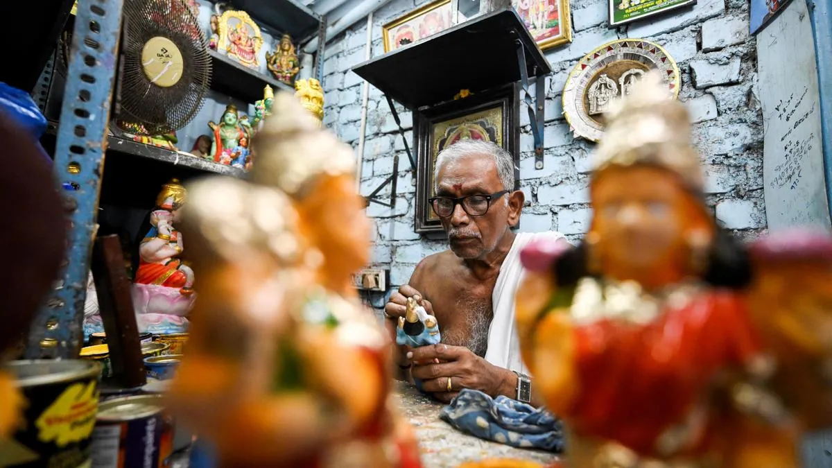 В Ченнаи мастера восстанавливают семейные фигурки Golu к Navaratri