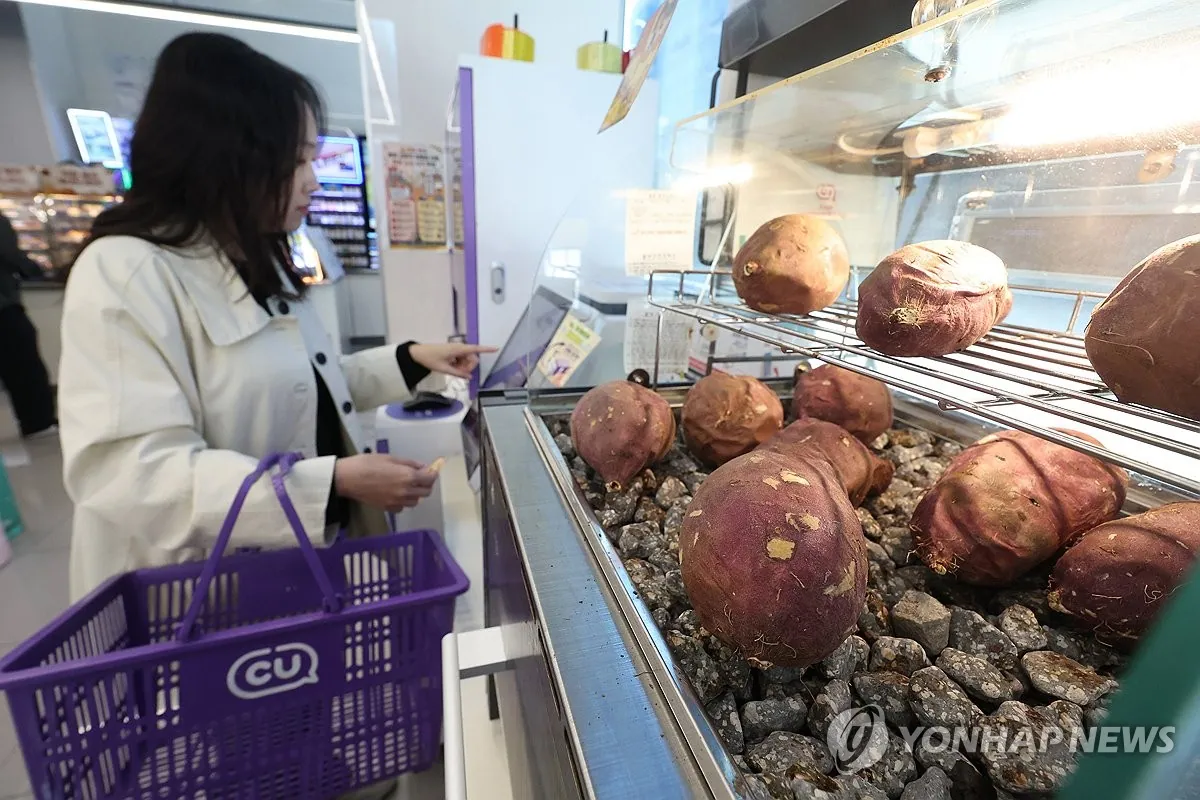 South Korean convenience stores report surge in winter-product sales after temperatures drop